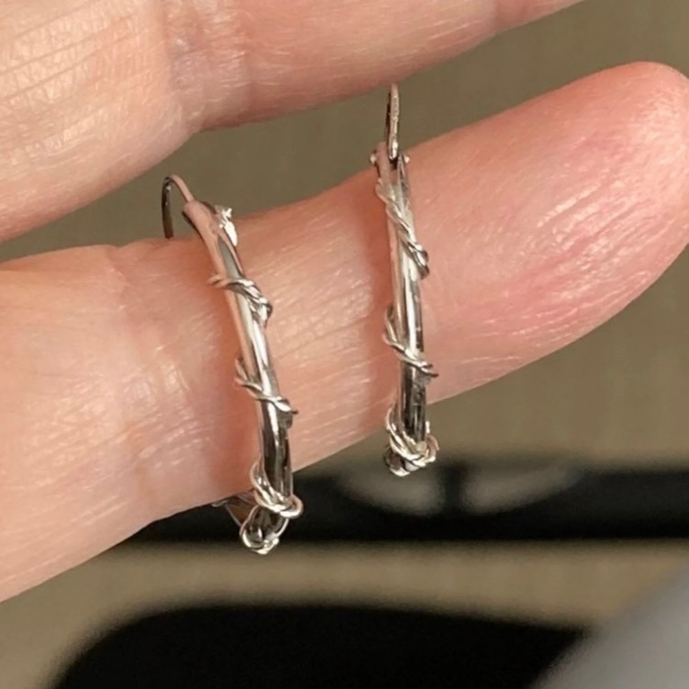 EARRINGS SILVER TONE.